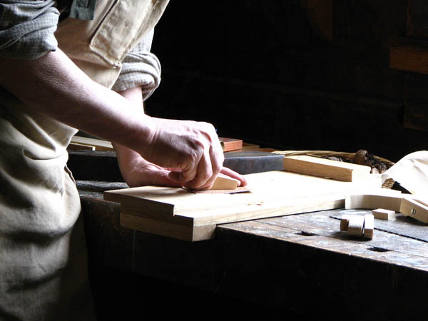 Nacemos de la influencia y formación  heredada en el sector de la <strong>carpintería de madera y ebanistería  en Cortegana.</strong>